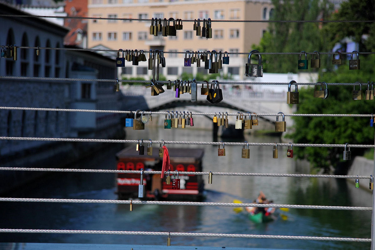 83mm 1/1250sec f5.6 -2/3 stop (ISO 100)