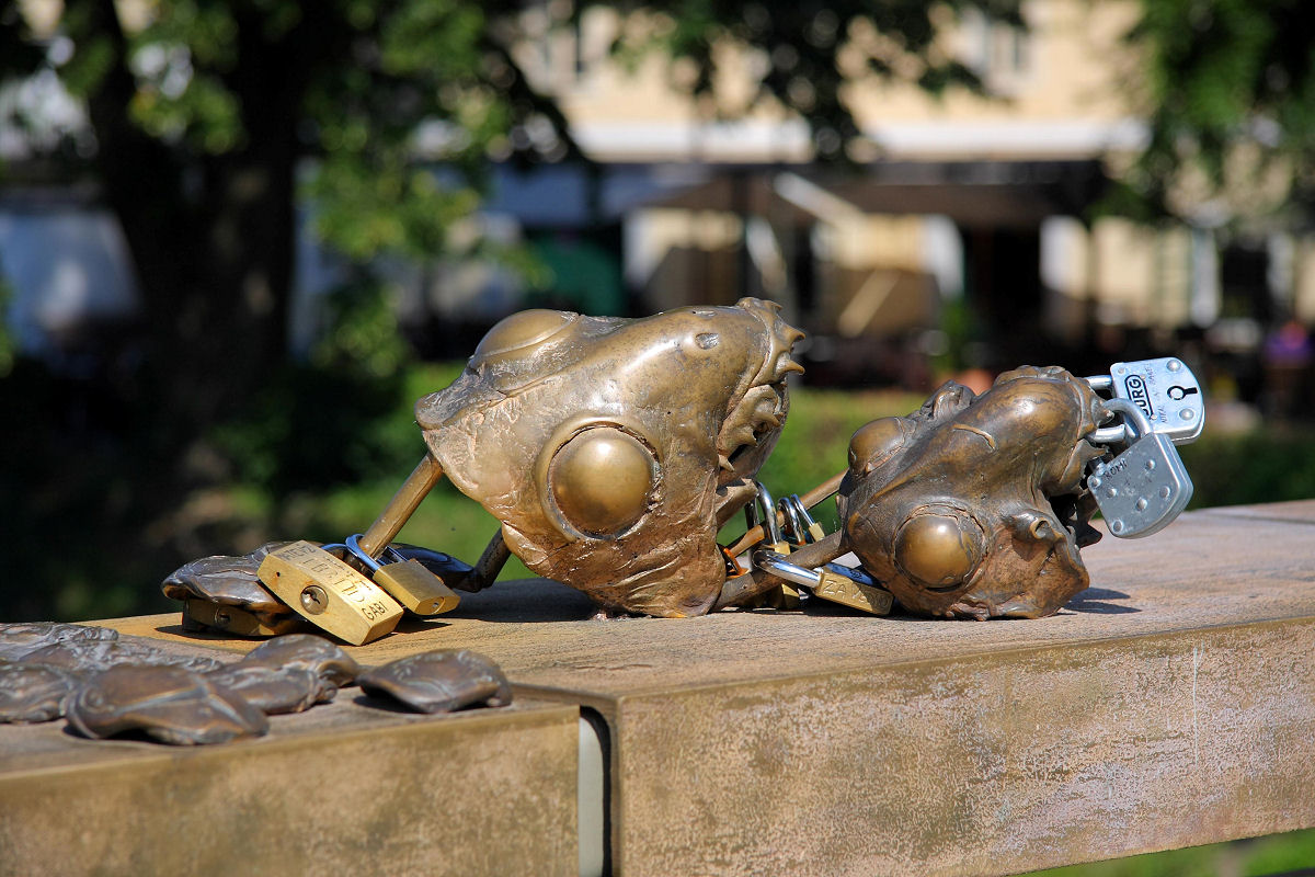 85mm 1/640sec f5.6 -2/3 stop (ISO 100)