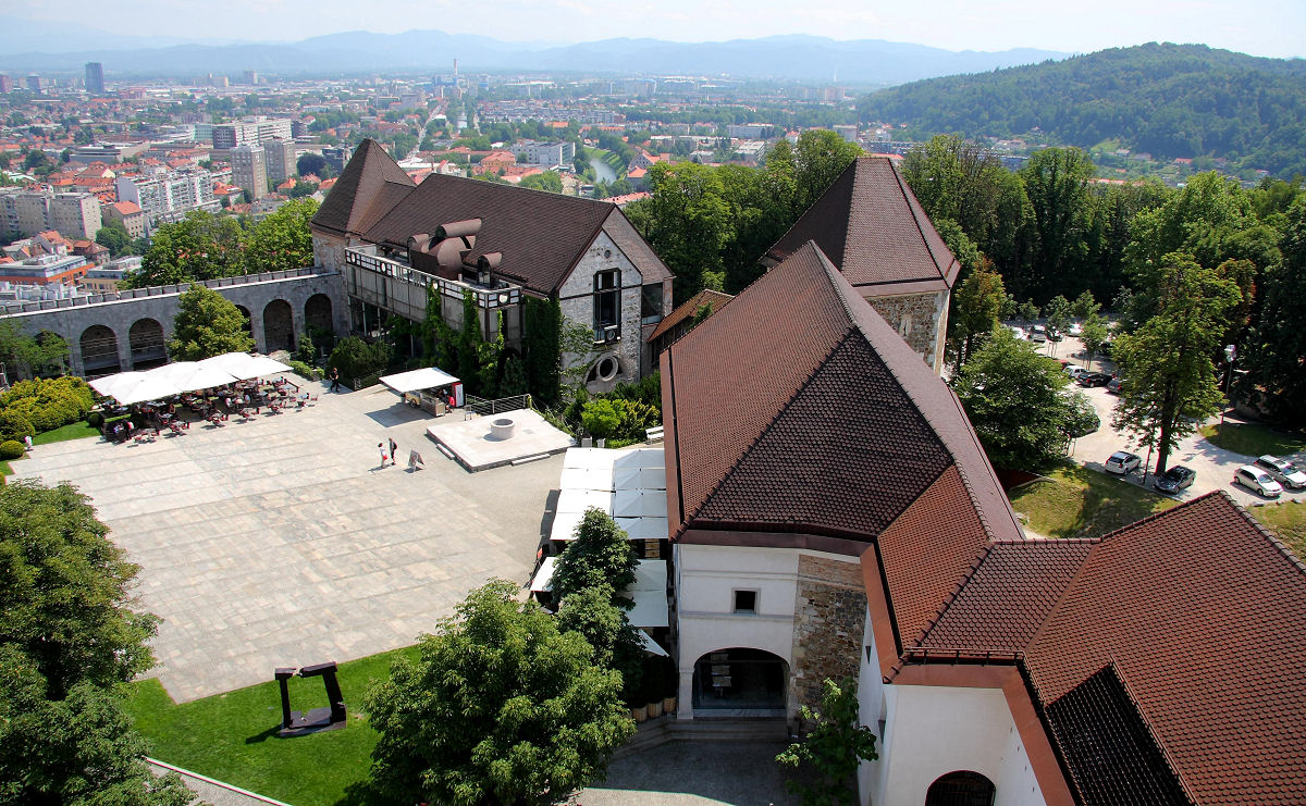 17mm 1/200sec f10 -2/3 stop (ISO 100)