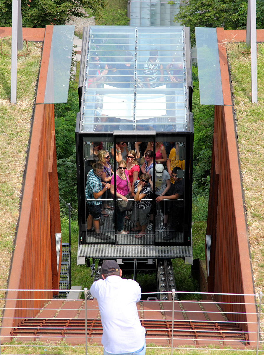 85mm 1/160sec f8 -2/3 stop (ISO 100)