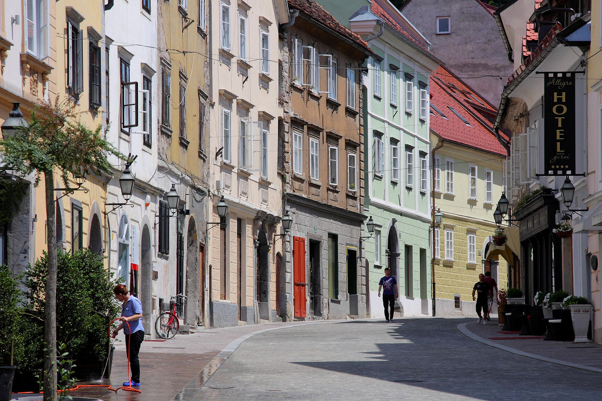 83mm 1/320sec f10 -2/3 stop (ISO 100)