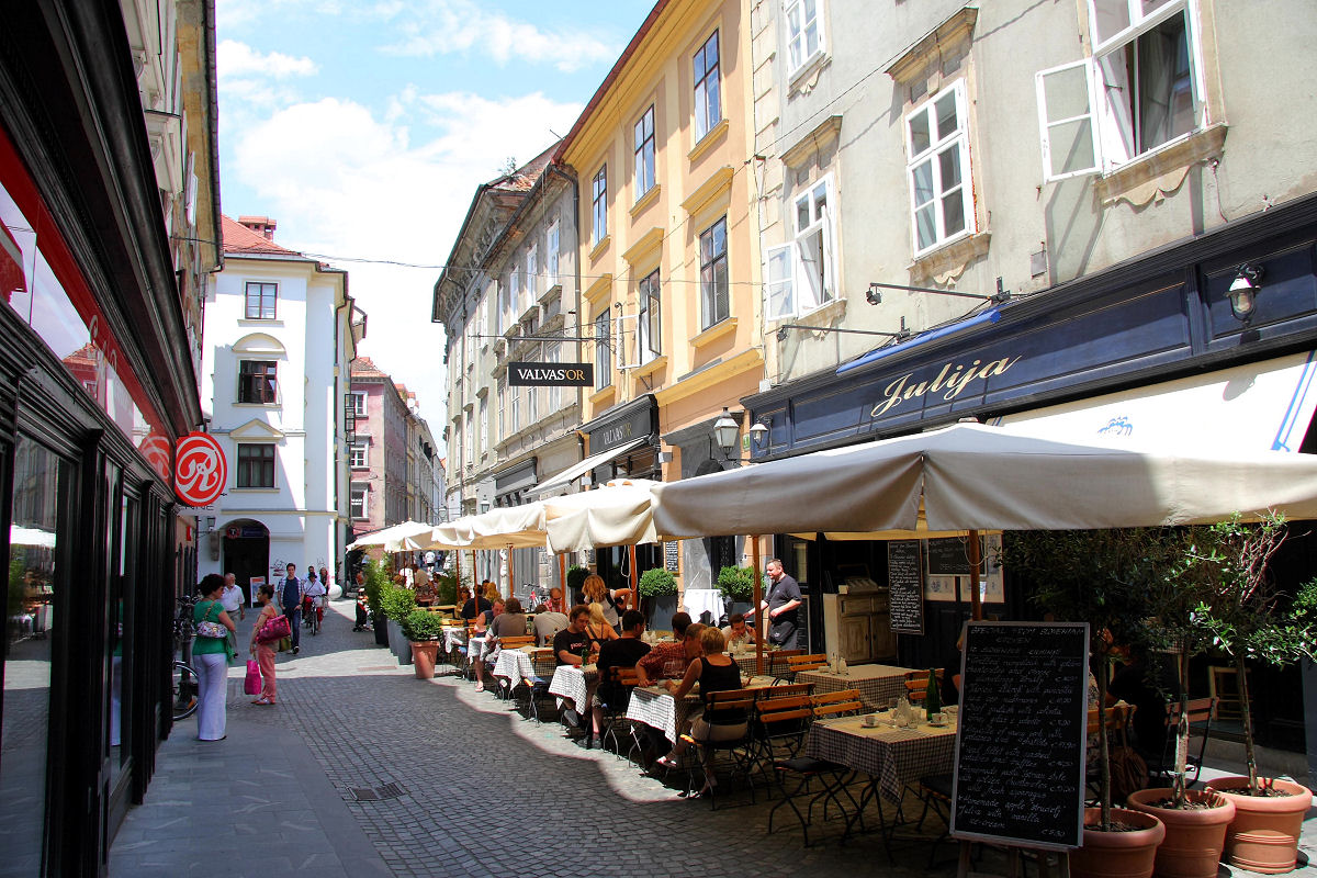 17mm 1/160sec f9 -2/3 stop (ISO 100)