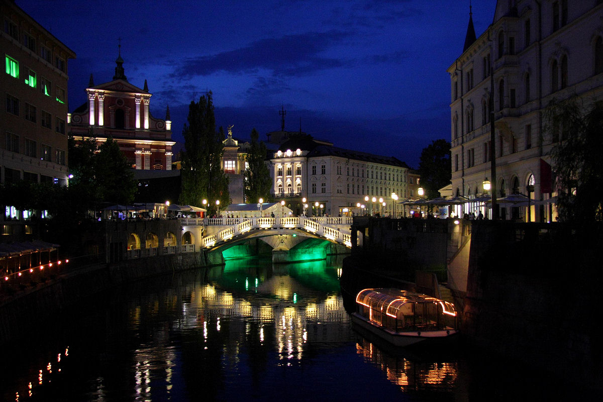 24mm 1/5sec f4 -1/3 stop (ISO 800)