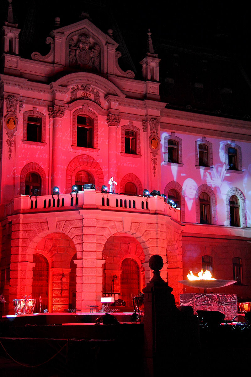 38mm 1/25sec f5 -1/3 stop (ISO 800)