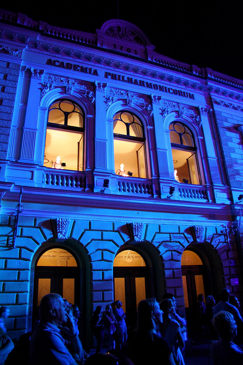 17mm 1/15sec f4 -1/3 stop (ISO 800)