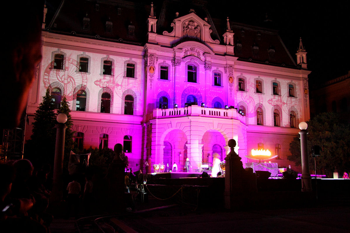 24mm 1/8sec f4 -1/3 stop (ISO 800)