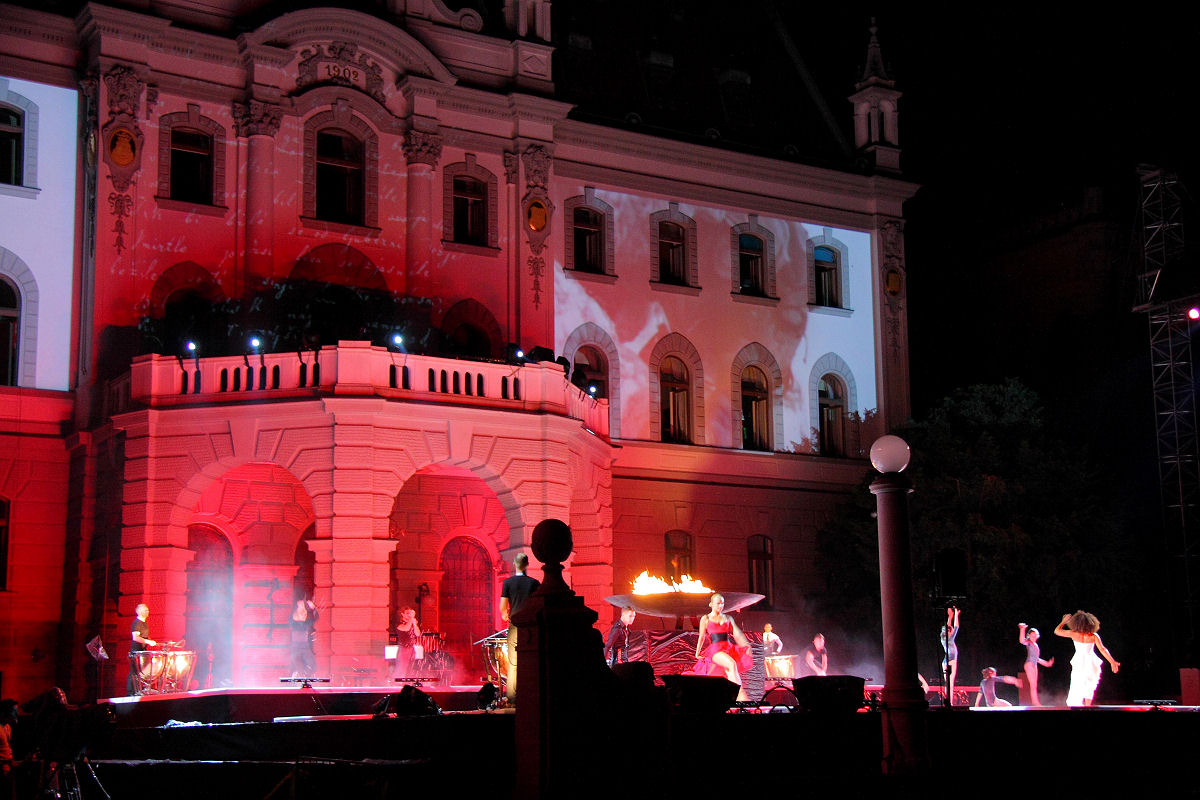 33mm 1/30sec f4.5 -1/3 stop (ISO 800)