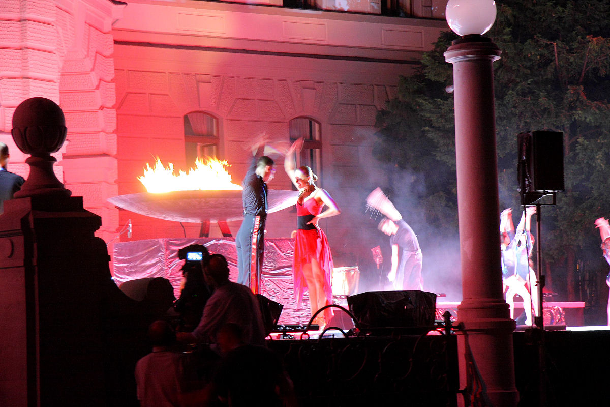 83mm 1/8sec f5.6 -1/3 stop (ISO 800)