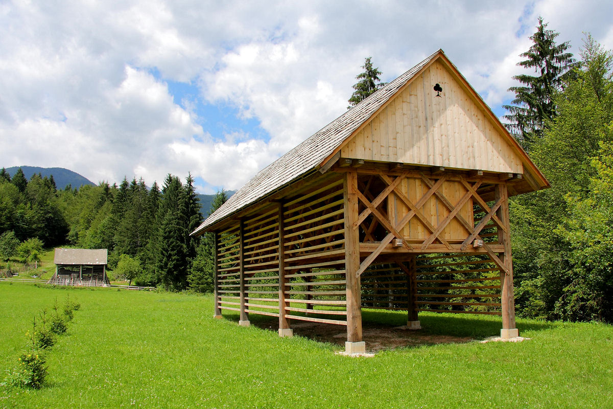 17mm 1/200sec f10 -1/3 stop (ISO 100)