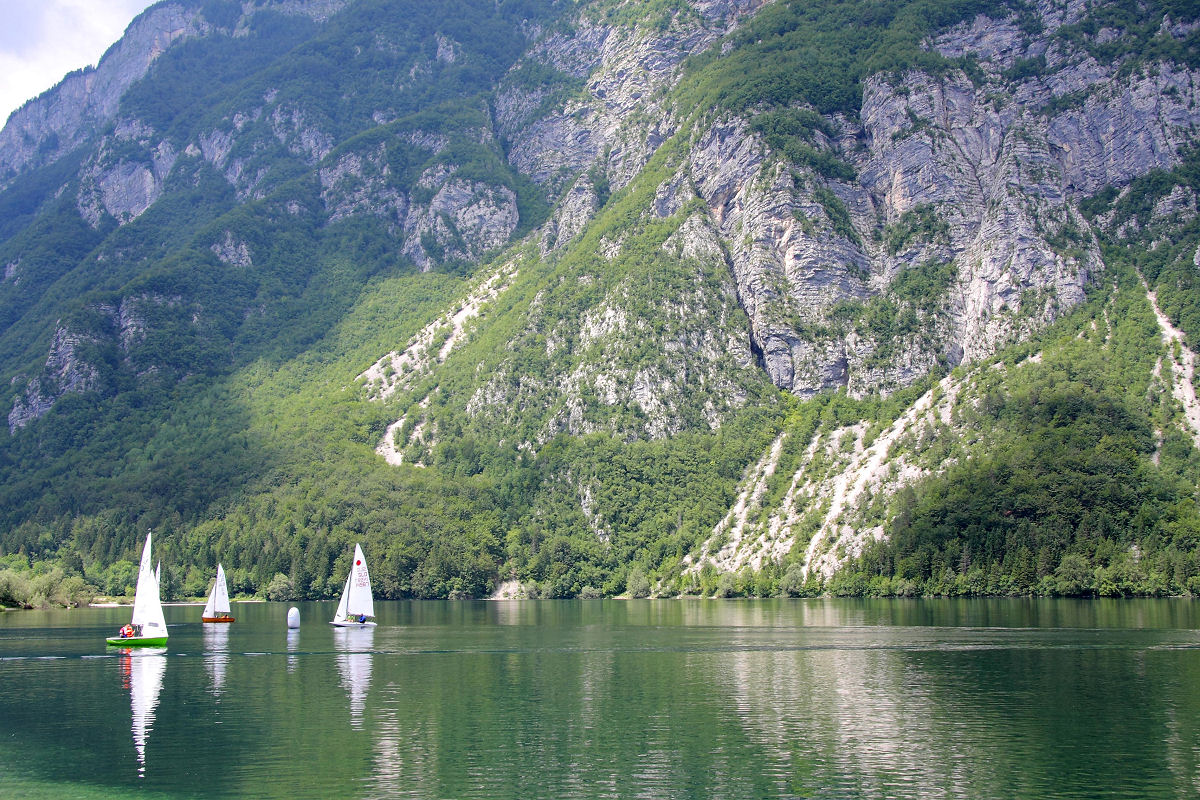 28mm 1/125sec f9 -1/3 stop (ISO 100)