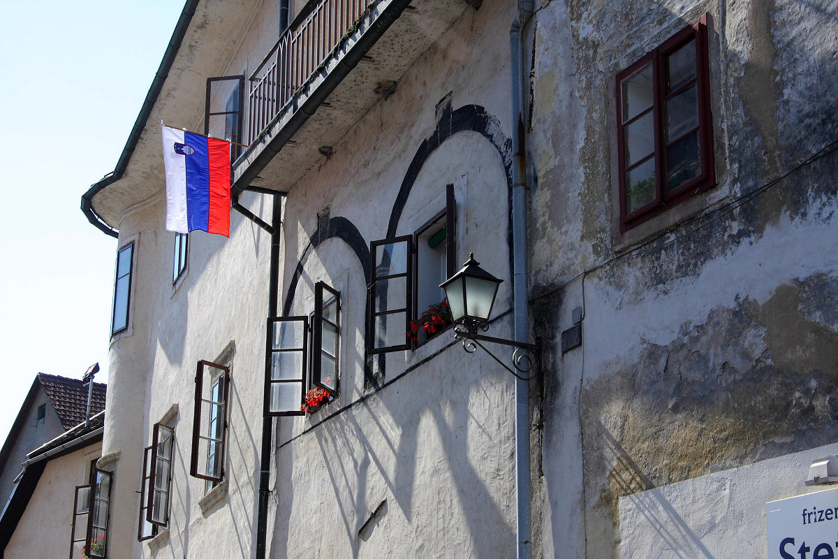 41mm 1/200sec f10 -1/3 stop (ISO 100)