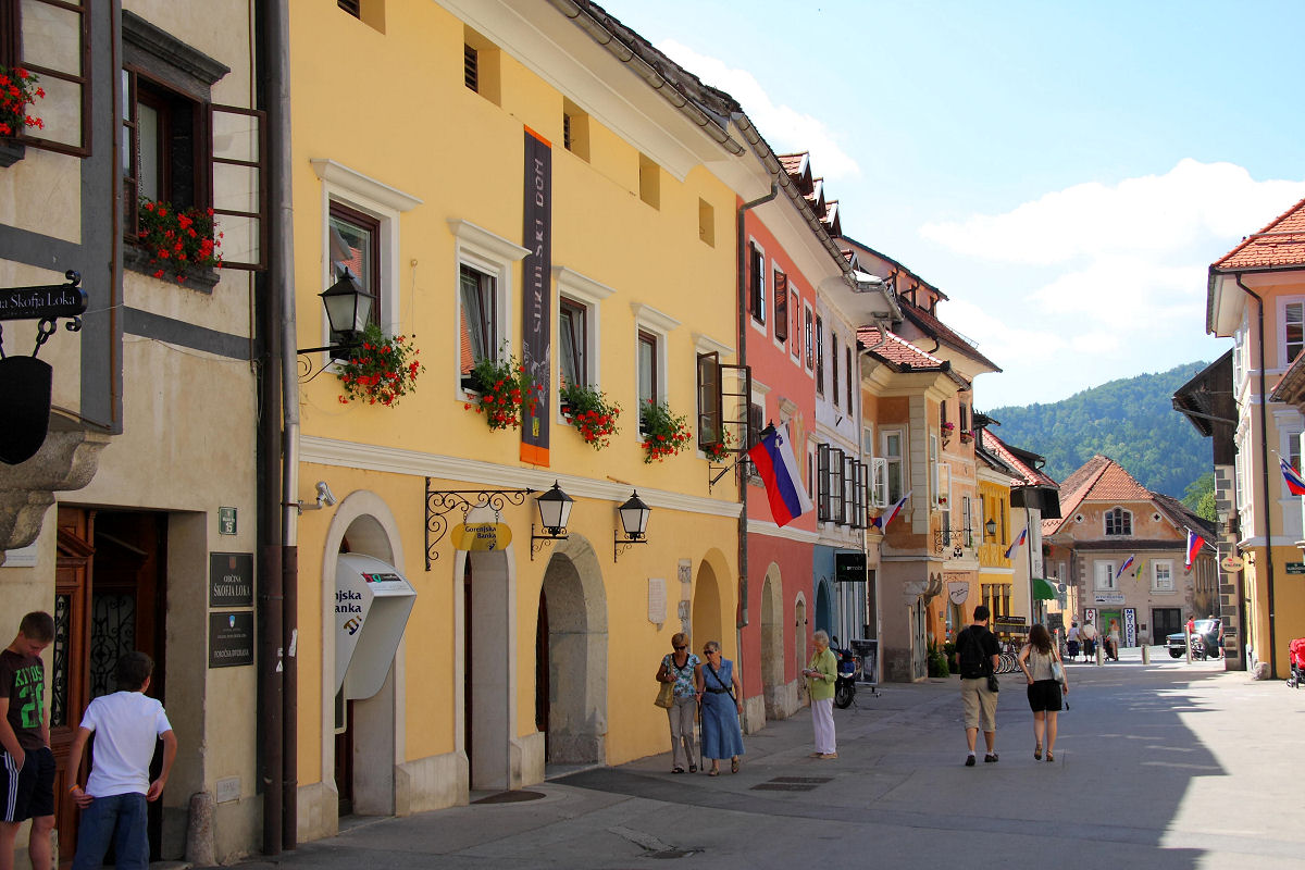 30mm 1/125sec f10  (ISO 100)