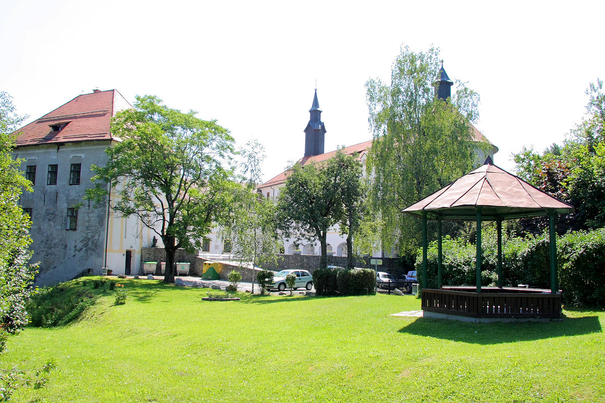 17mm 1/125sec f8  (ISO 100)